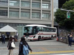 20220422正門を出る観光バス.jpg