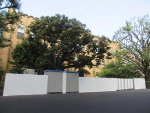 251205塾監局工事 正面入口 覆い完成 左から (2).jpg