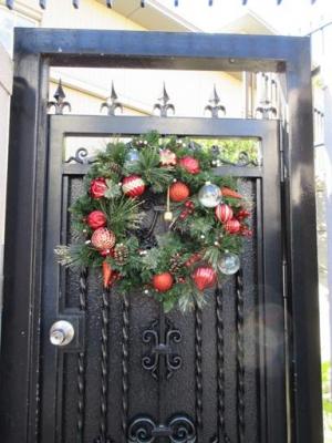 251219・2025イタリア大使館事務門クリスマスリース アップ (2).jpg