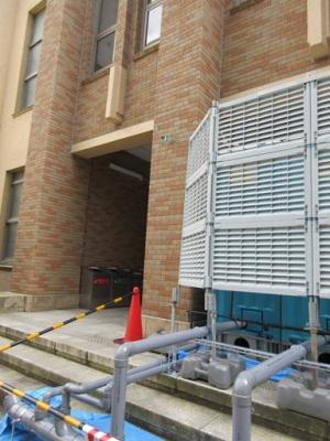 260827第一校舎 仮設トイレ設置(工事用？) (5)b.jpg