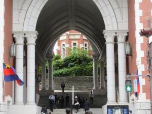 260930・９月卒業式塾旗・東館 左右２本 (1)b.jpg